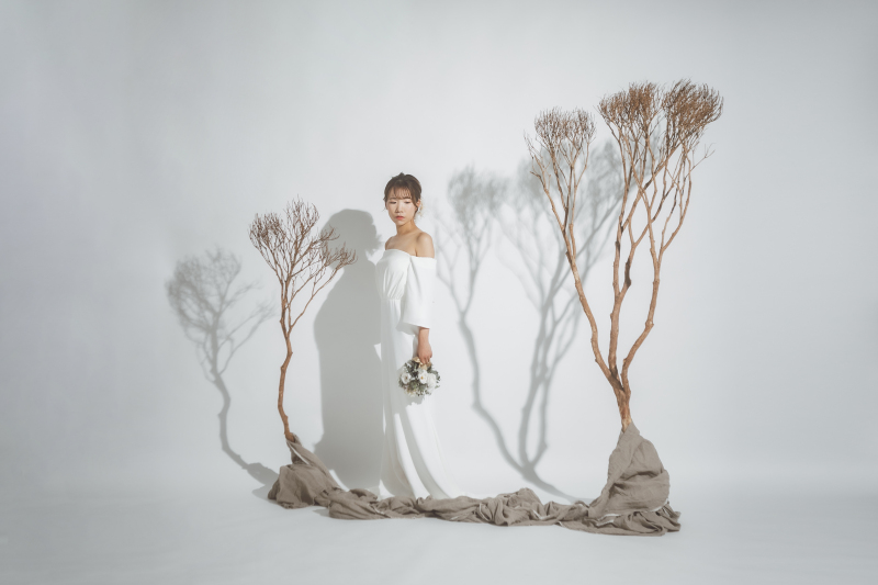 緊張感ある純白なドレス＆背景で