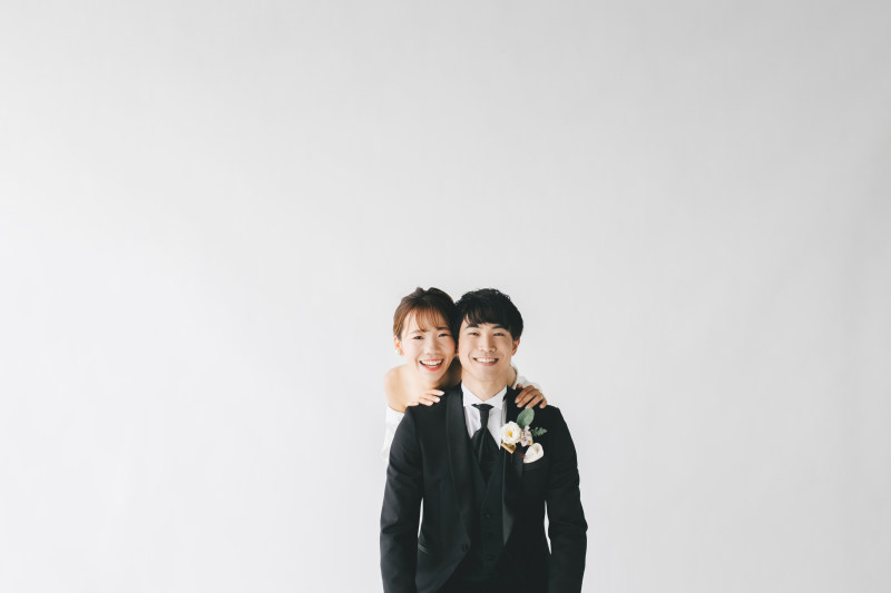 おふたりがぐっと引き立つシンプル背景でも。