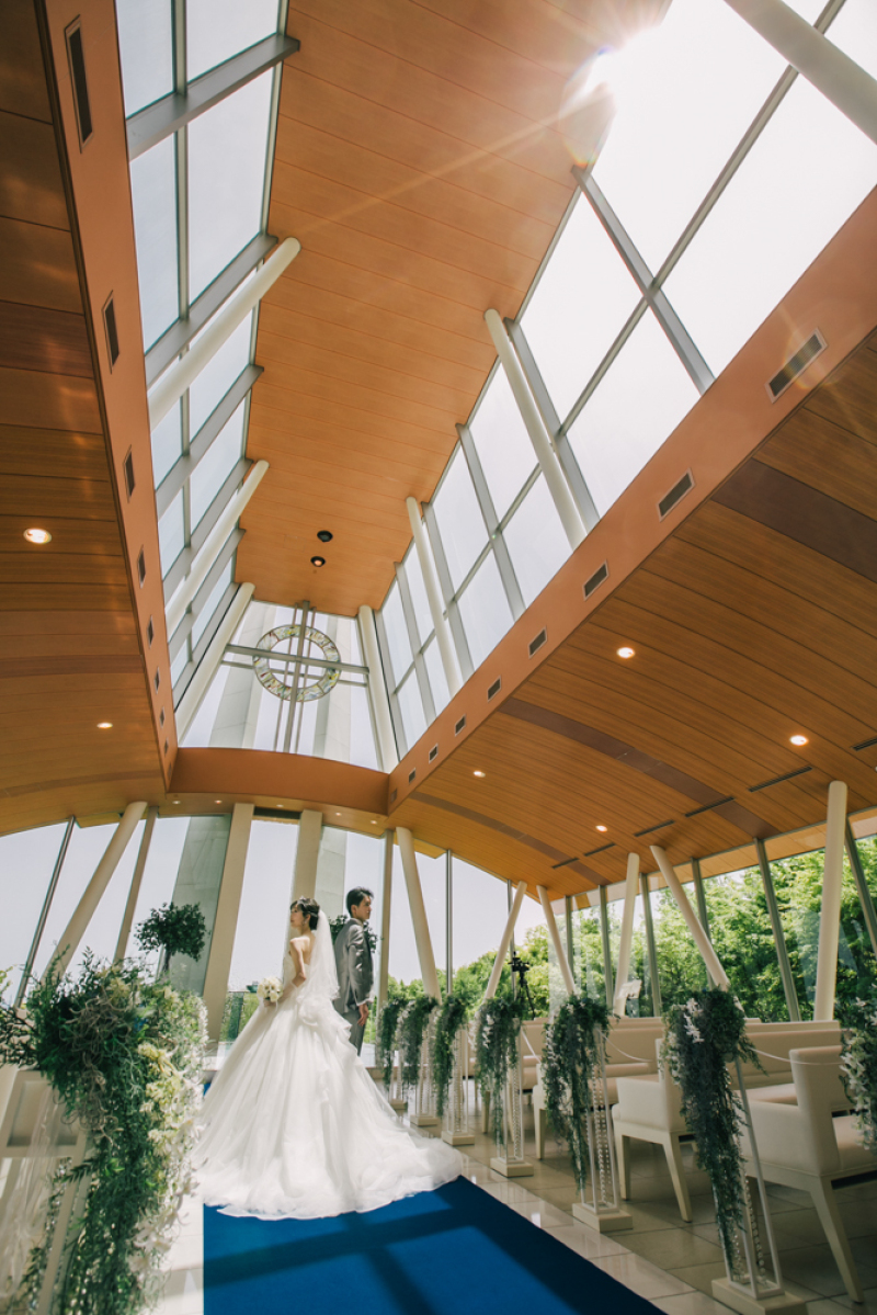 自然光が降り注ぐチャペル