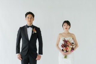 シンプルな白背景で洗練された大人のウェディングフォト【ONELIFE】