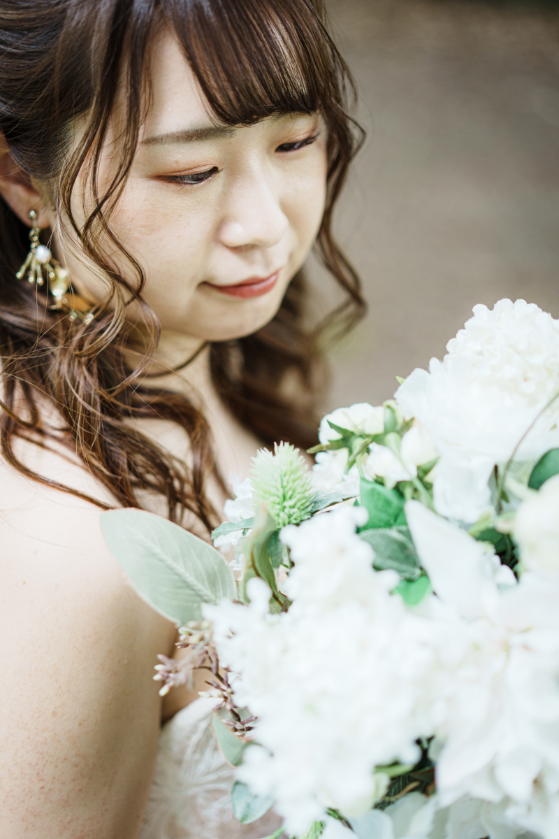 ブーケを見つめるご新婦さま