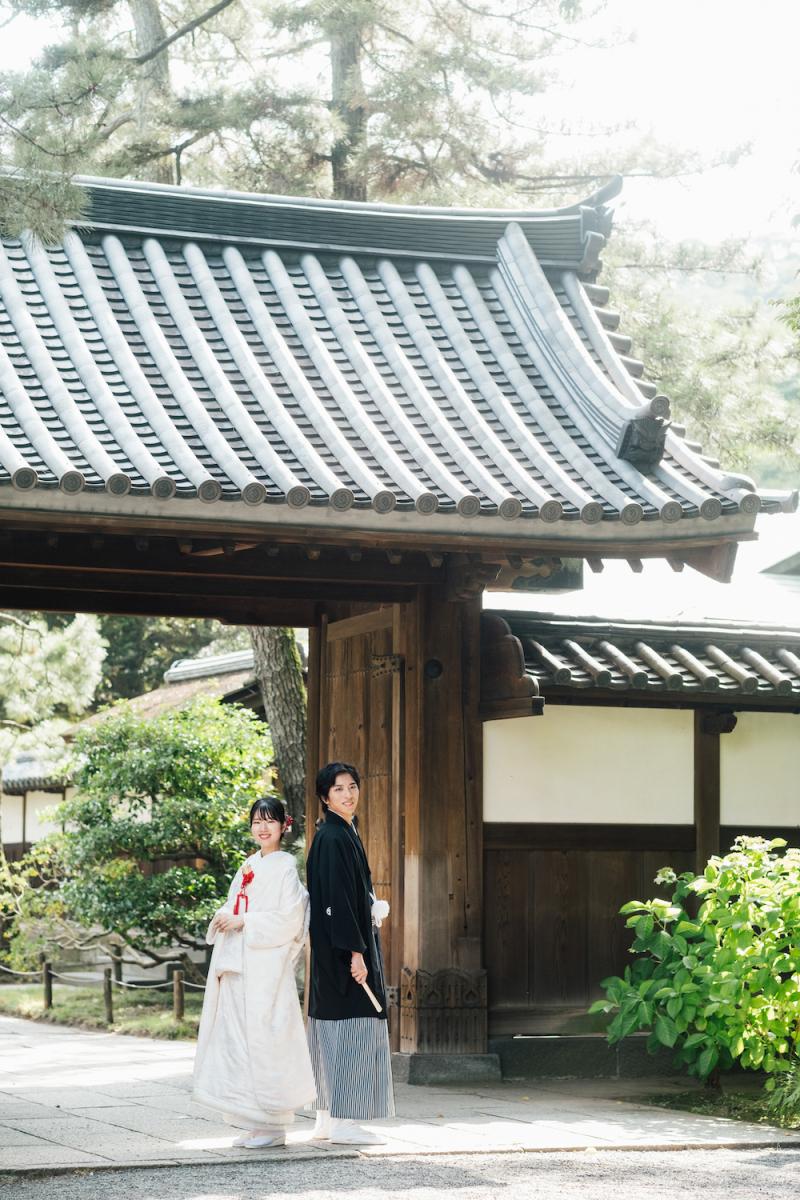 門の前で背中合わせで