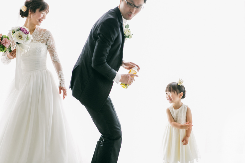 お茶を手渡すオフショット