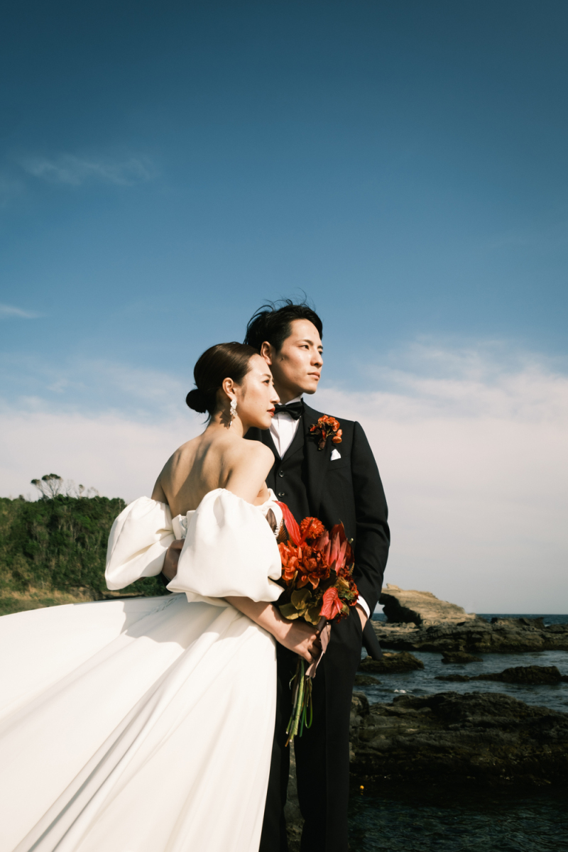 遠くを見渡しながら