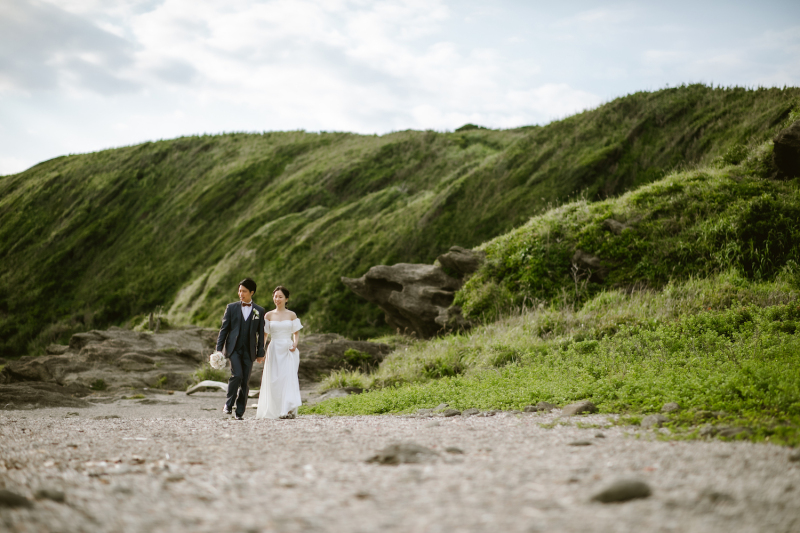 緑に覆われた丘をバックにお散歩