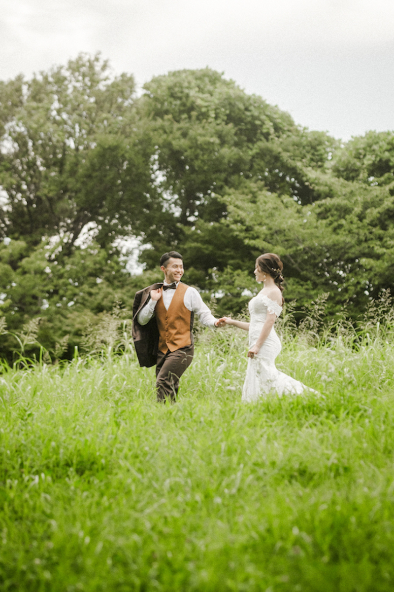 手を引きながら