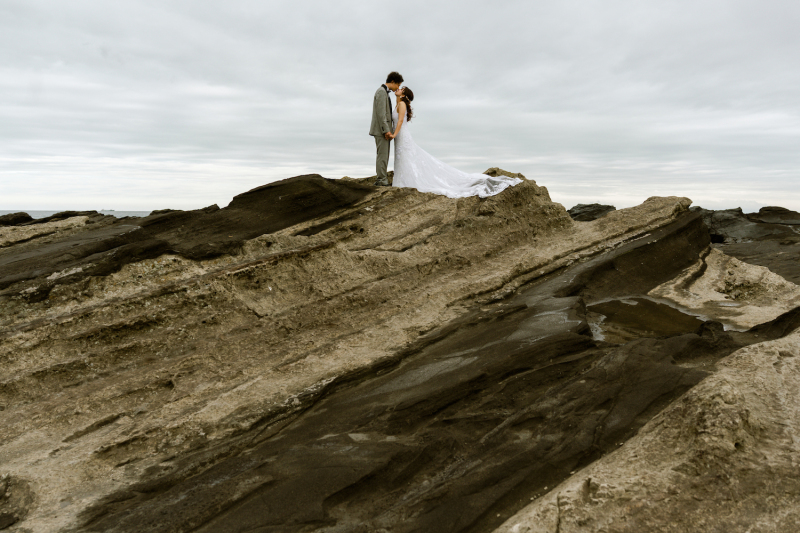 岩肌の凹凸もみせながら