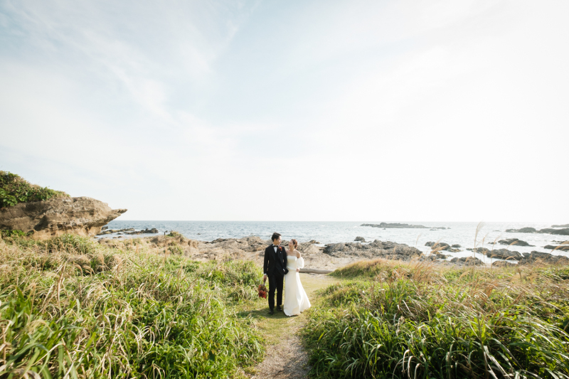 ススキの間の道を歩きながら