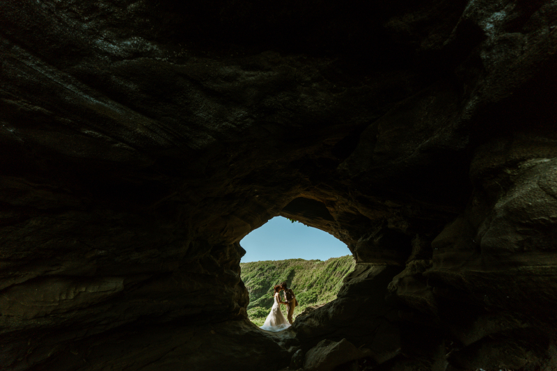 ぽっかりと開いた穴の奥で