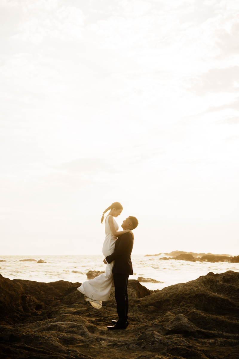 抱き上げて西日を浴びて