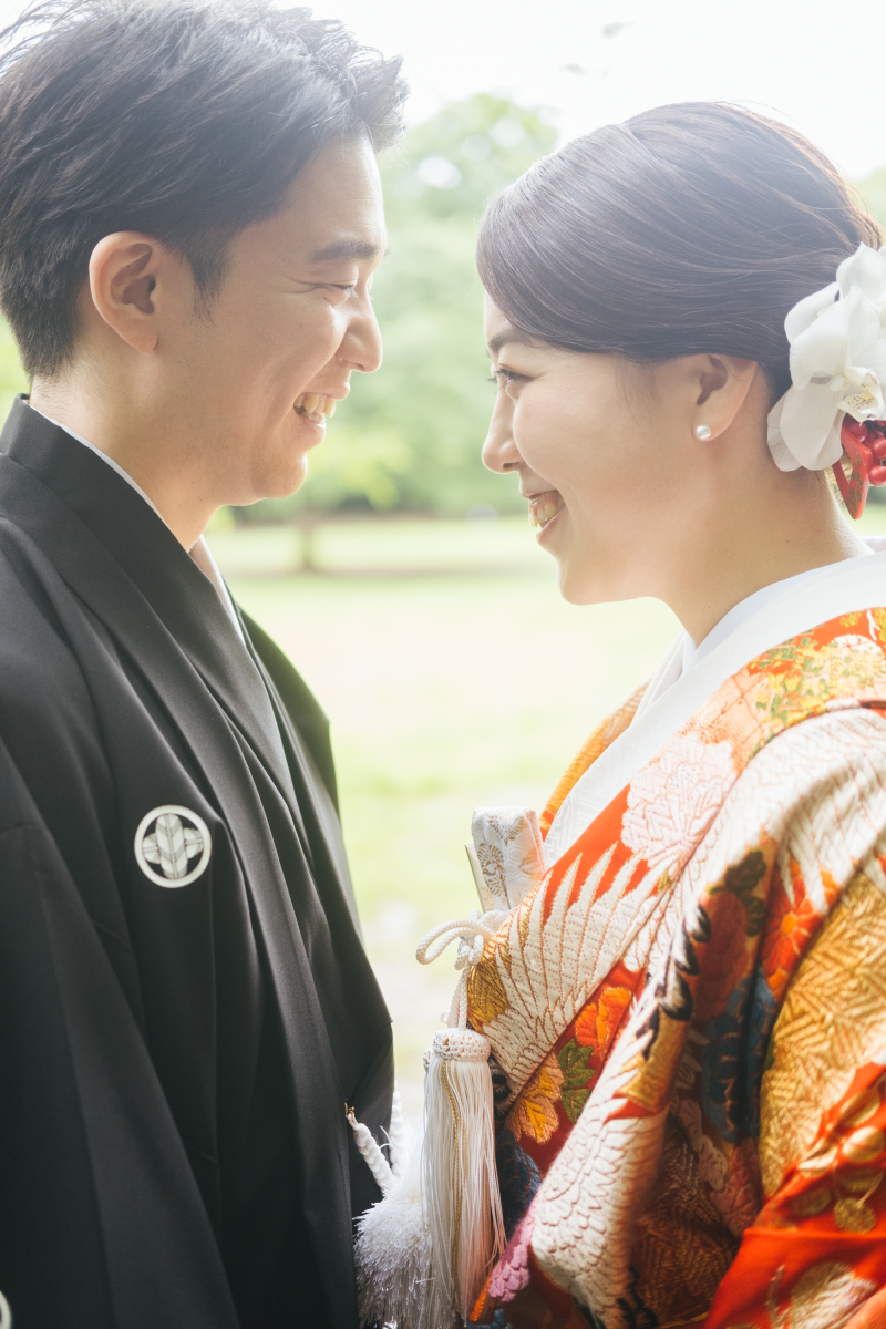 光の中で見つめあうふたり。