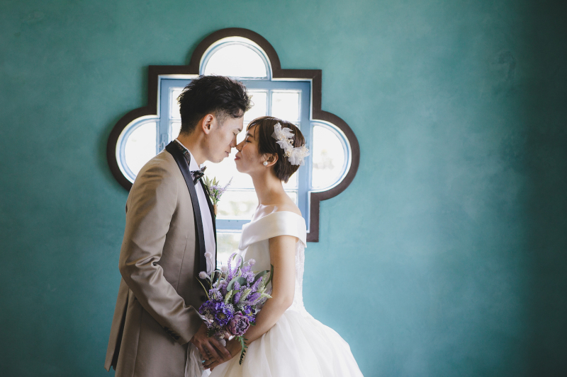 キュートな形の窓枠の前で