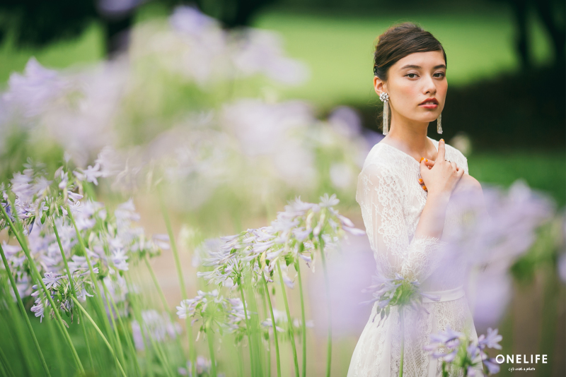 季節の花々と一緒に