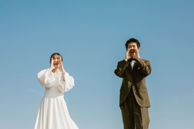 青い海を背景に。