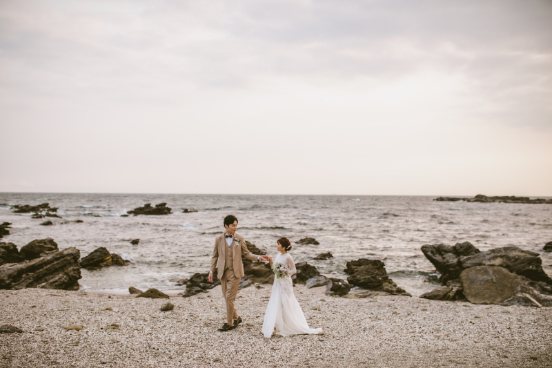 海岸沿いで手をひいて