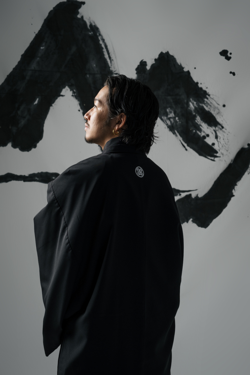 キリッとした表情で