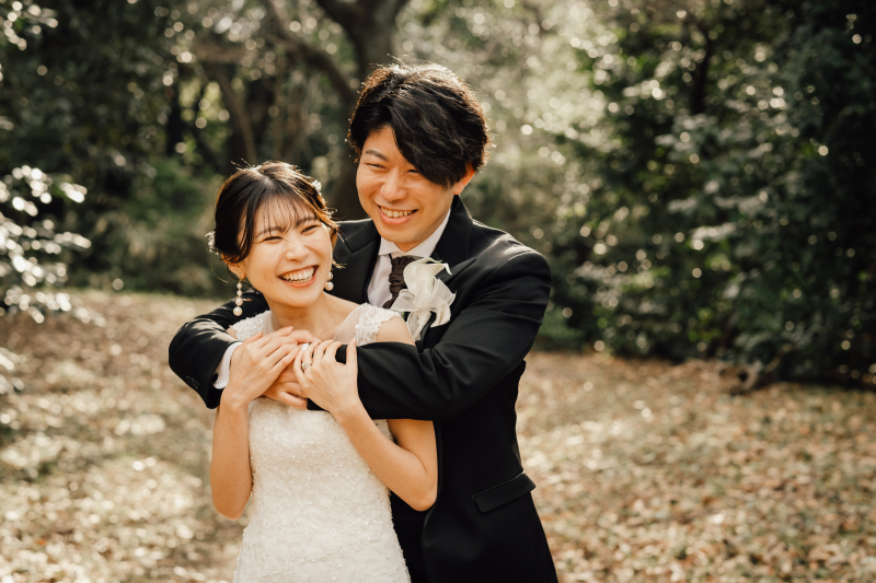 幸せいっぱいのバックハグ