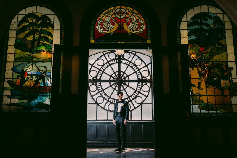 外観もさる事ながら、館内のステンドグラスも必見！