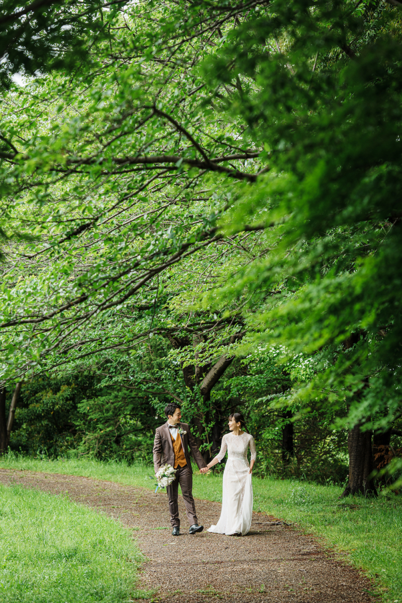 緑の歩道を散策