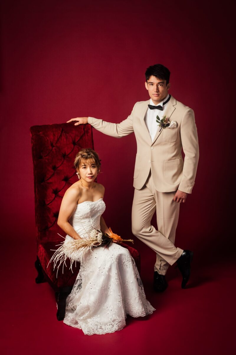 赤背景で重厚感を