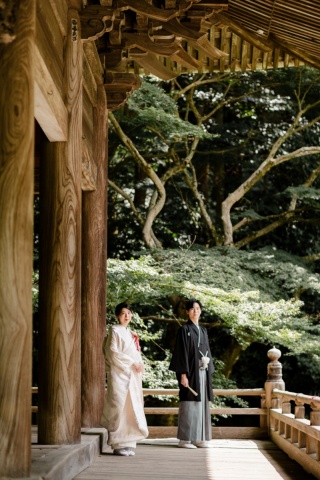 木漏れ日が差し込む荘厳な寺院で【ONELIFE】