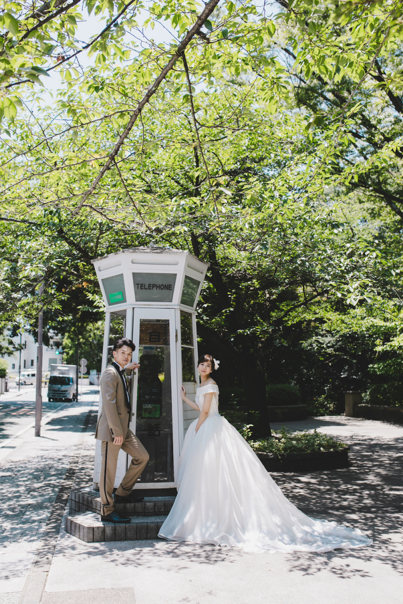 かわいい電話ボックスの前で