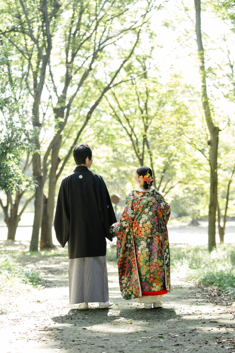 手を繋いだ後ろ姿