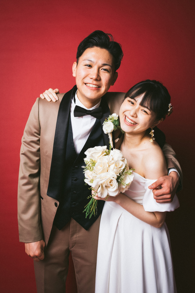 肩に手を回したカットで結び