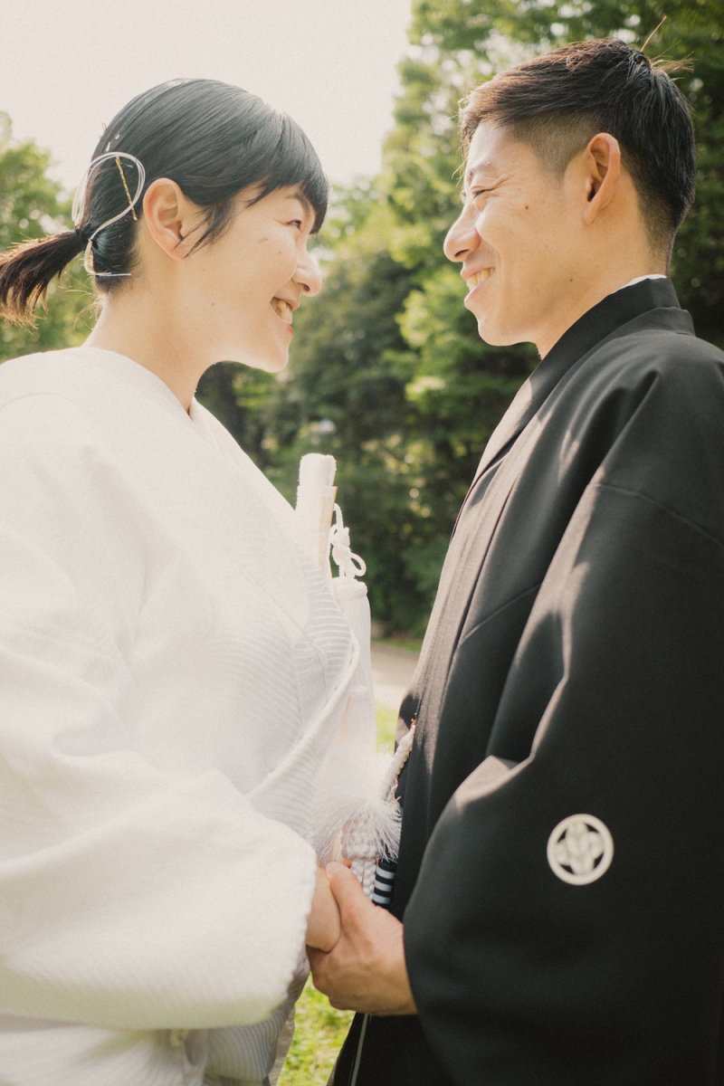 手を繋いでにっこり