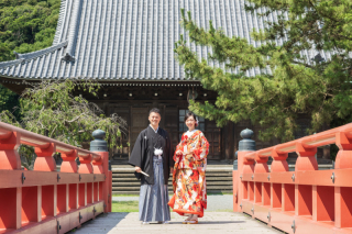 赤い橋が印象的な称名寺