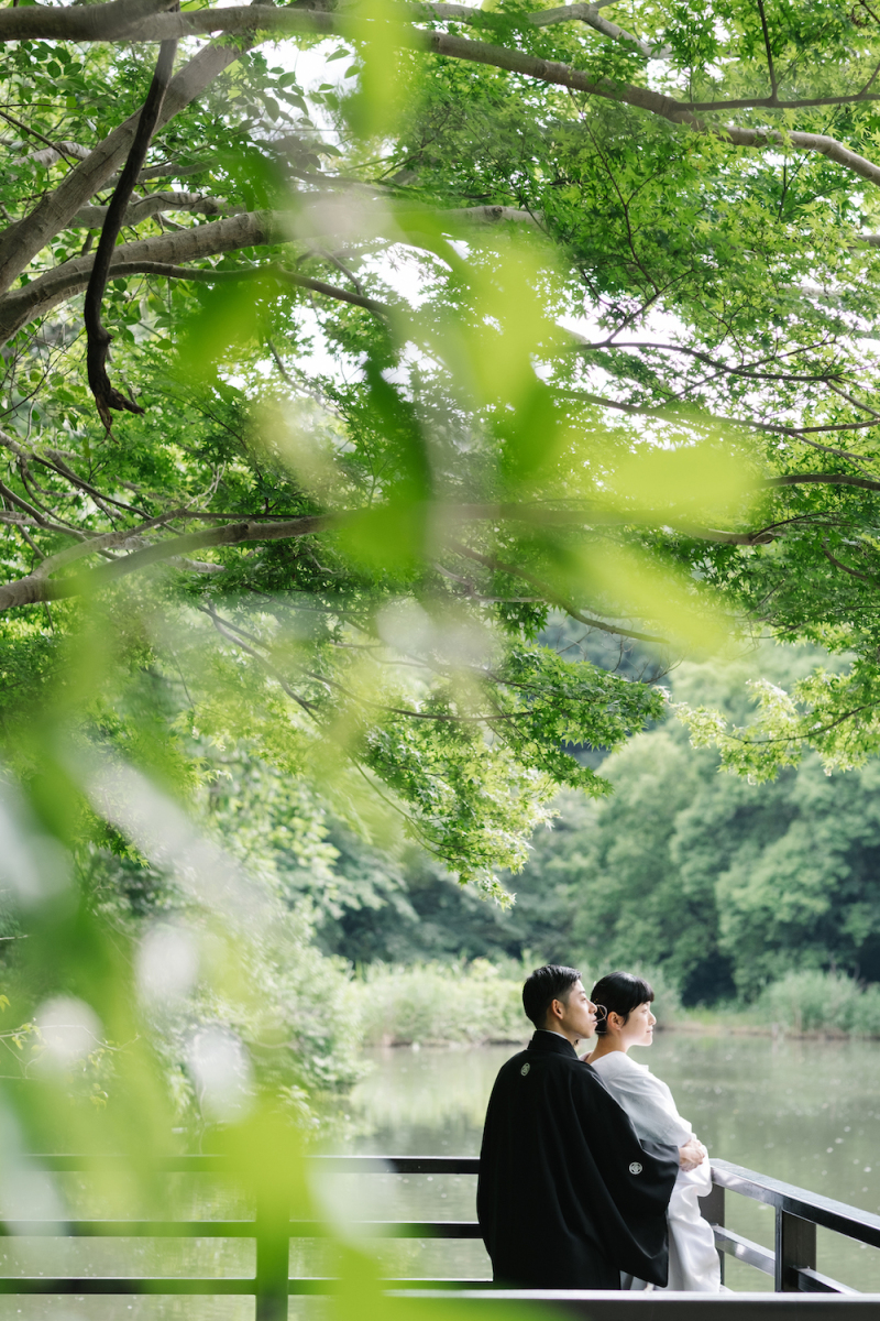 緑に囲まれて池を見つめる