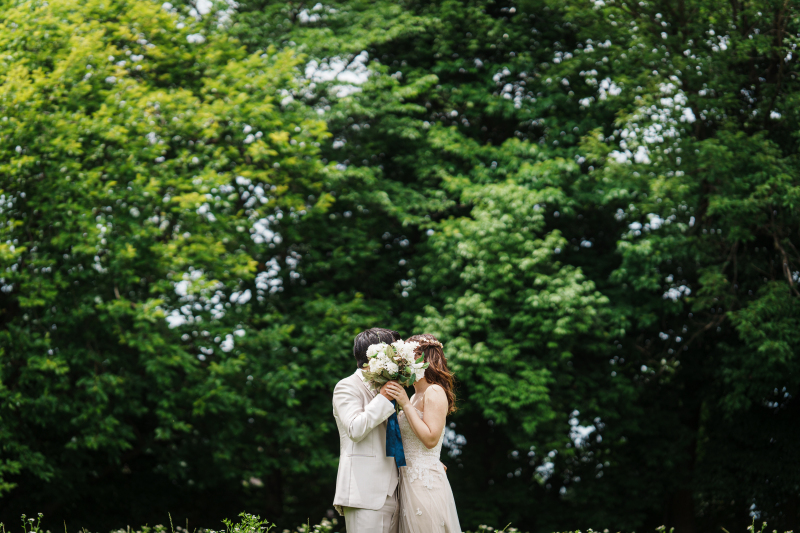 ブーケで顔を隠して