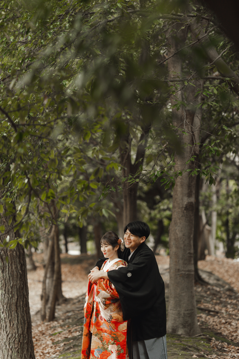 後ろから優しくバックハグ