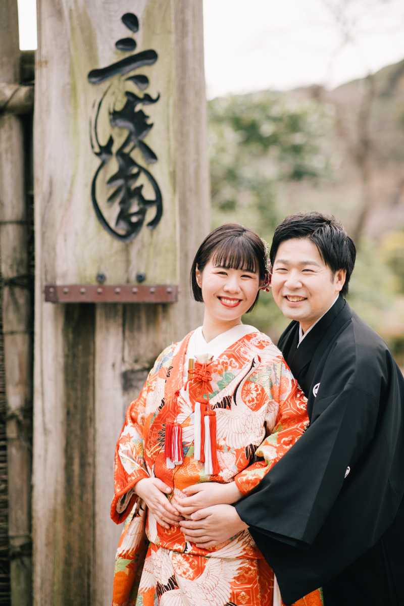 三渓園の看板の前で
