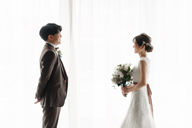 カーテン越しの自然光を受けて