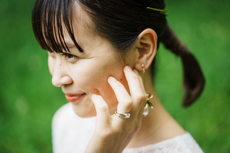 耳元と手元をみせて