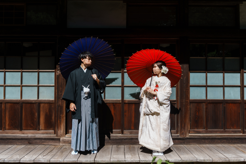 和装に鮮やかな番傘がよく映える。