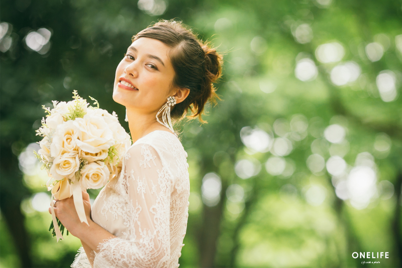 日が差し込む木々の中で