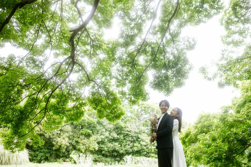 新緑が綺麗な公園でエンゲージメントフォト
