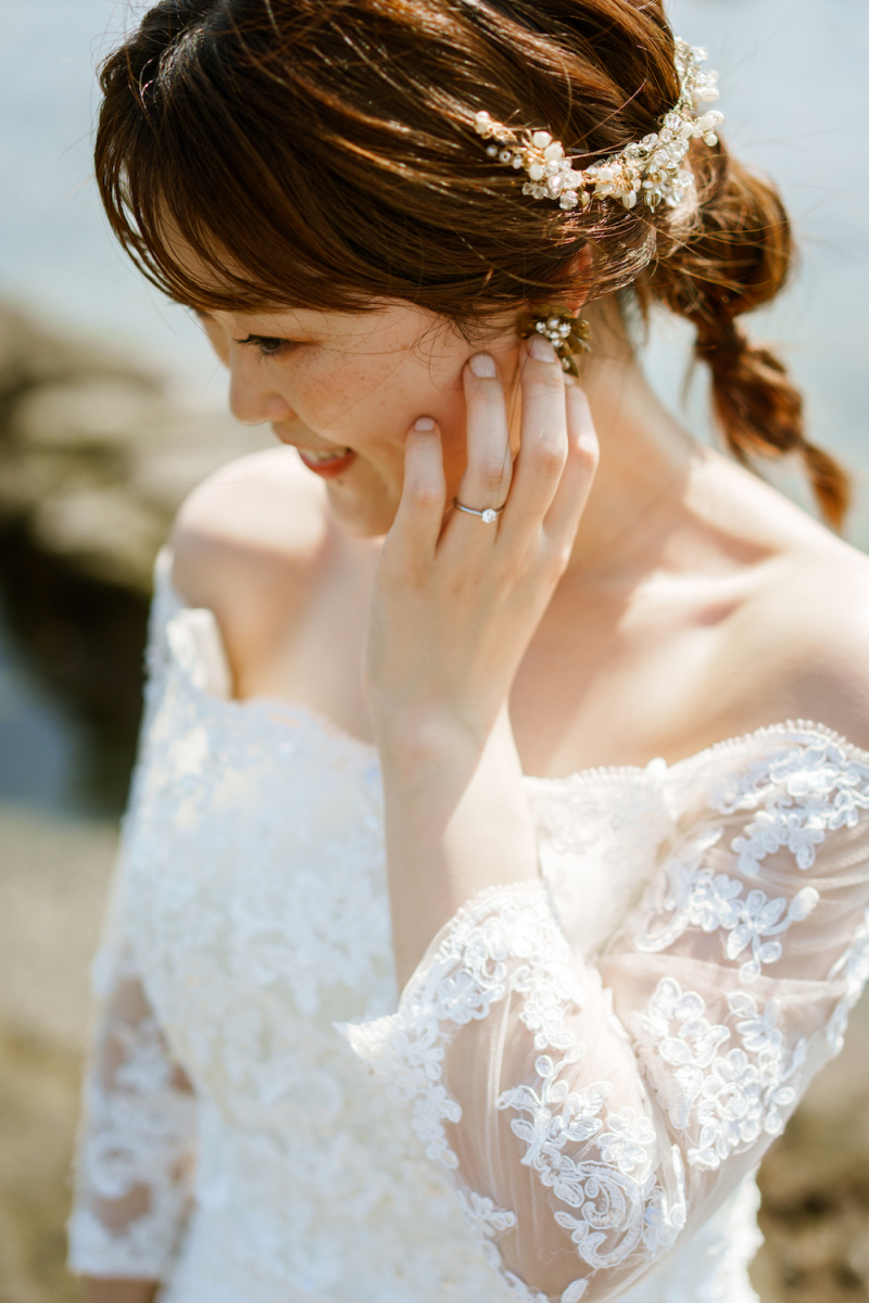 アクセサリーを見せるアップ