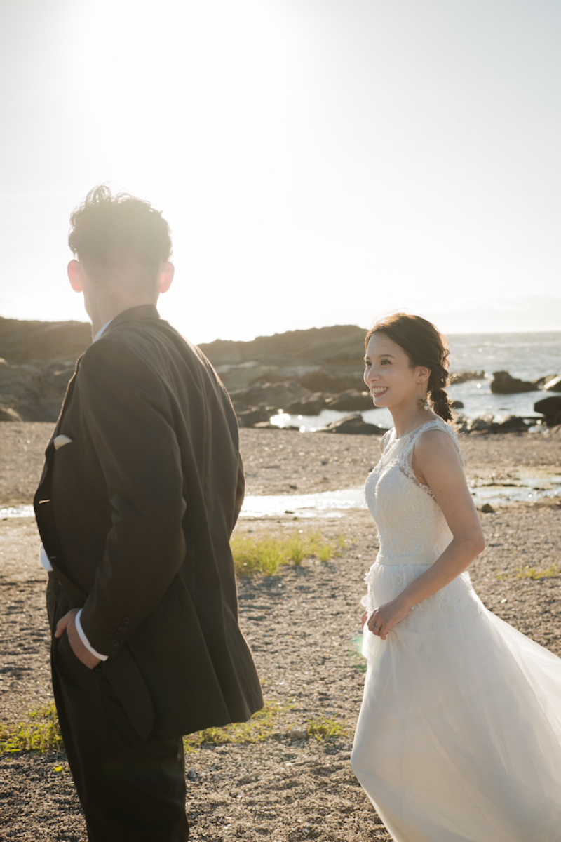 歩きながら見つめ合って