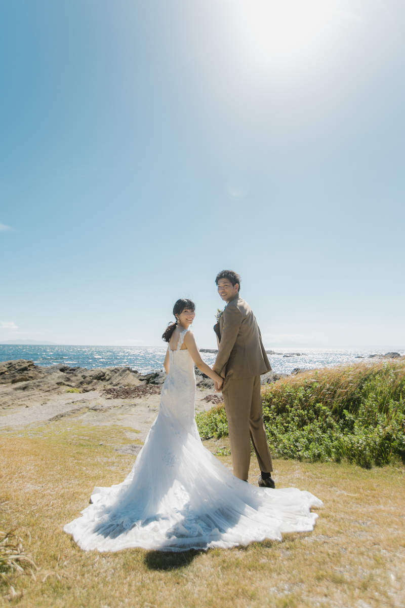 青い空には純白ウェディングドレスがよく映える！