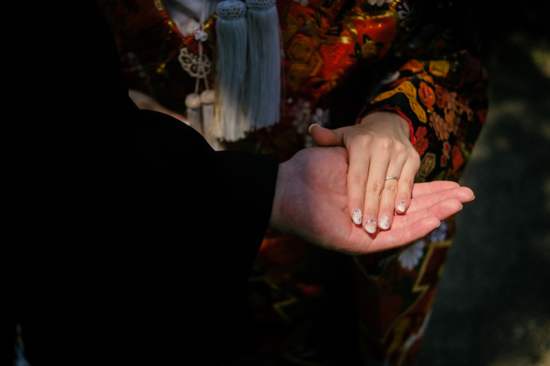 差し込んだ光で手元を照らす