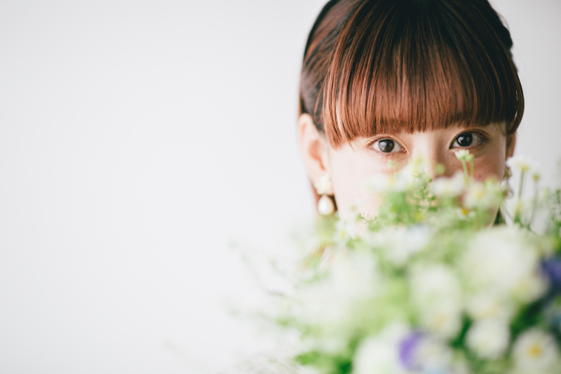 ブーケで口元を隠して目元を強調