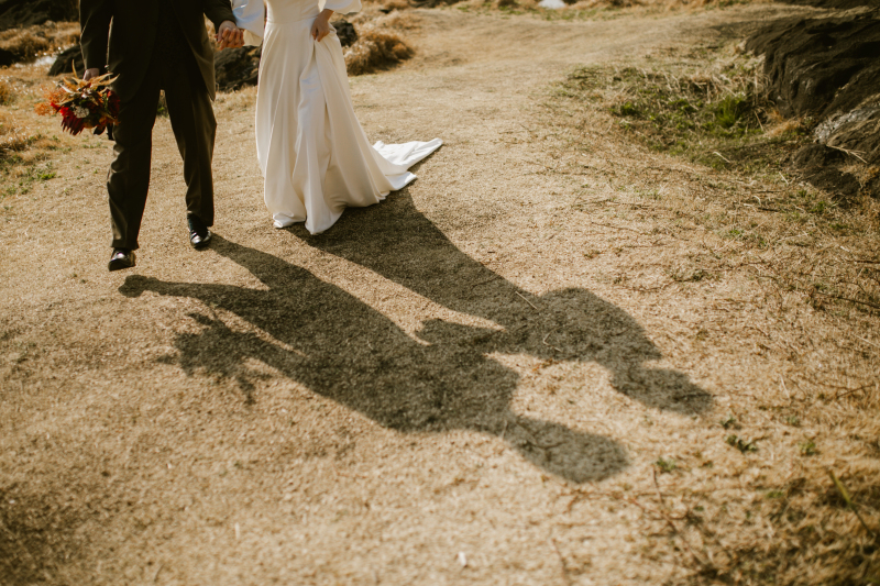 海岸沿いで手を取り合って