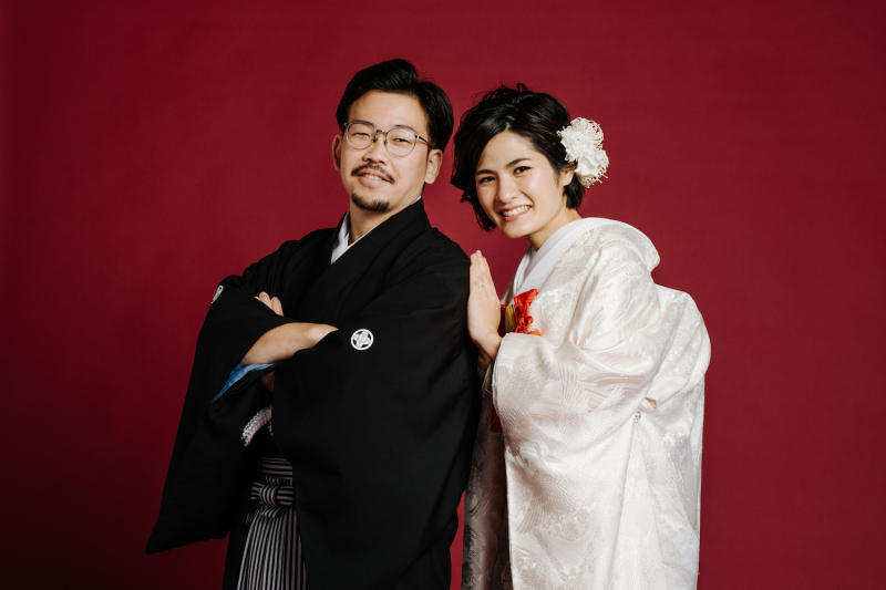 ドンと赤い背景で。