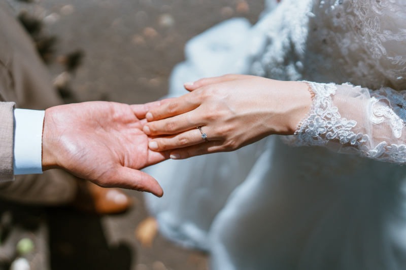 ご新婦さまの手を引いて