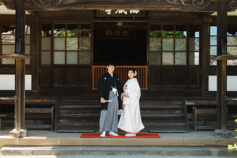 フォーマルに凛とした出で立ちで。