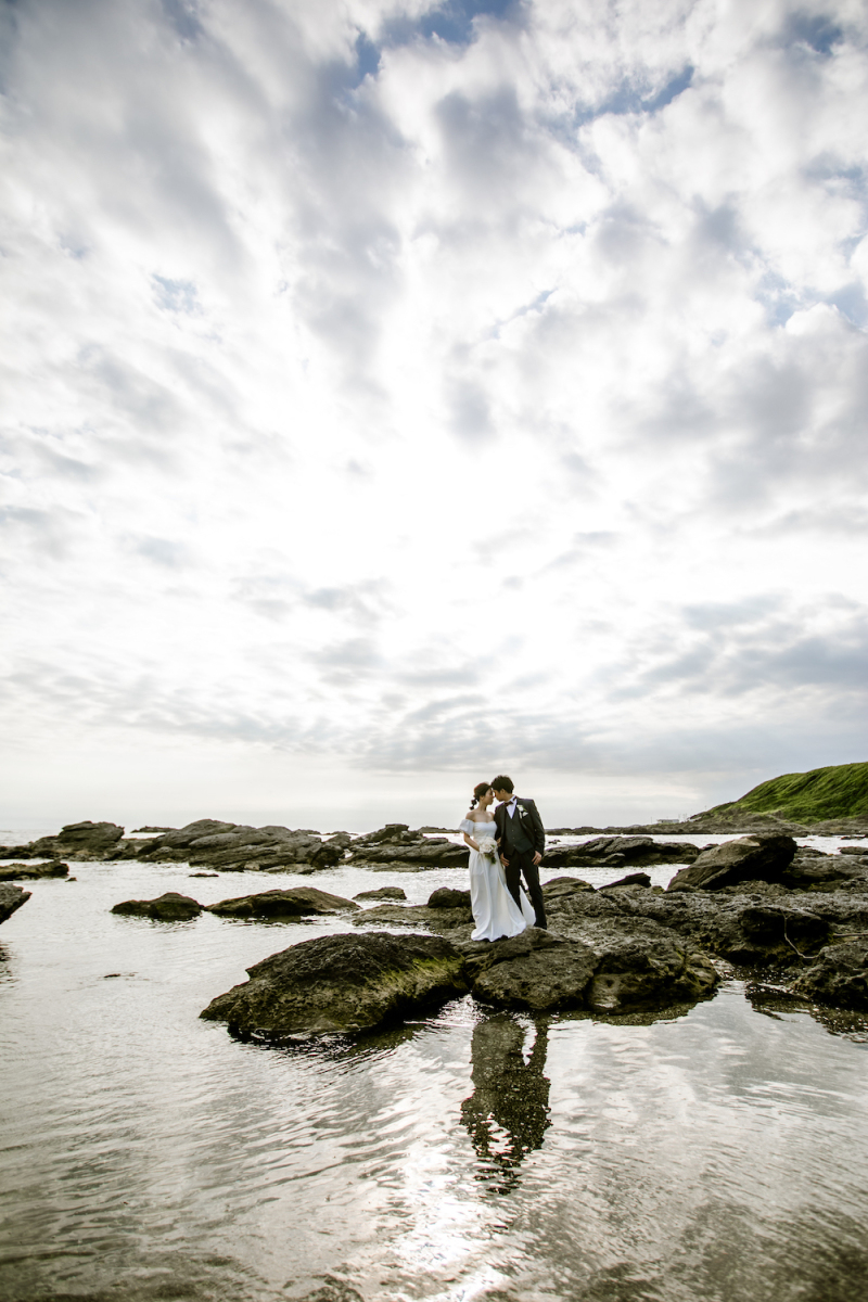 雲の切れ間から差し込む光とともに
