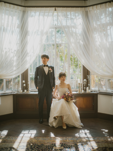  大きな出窓から差し込む光